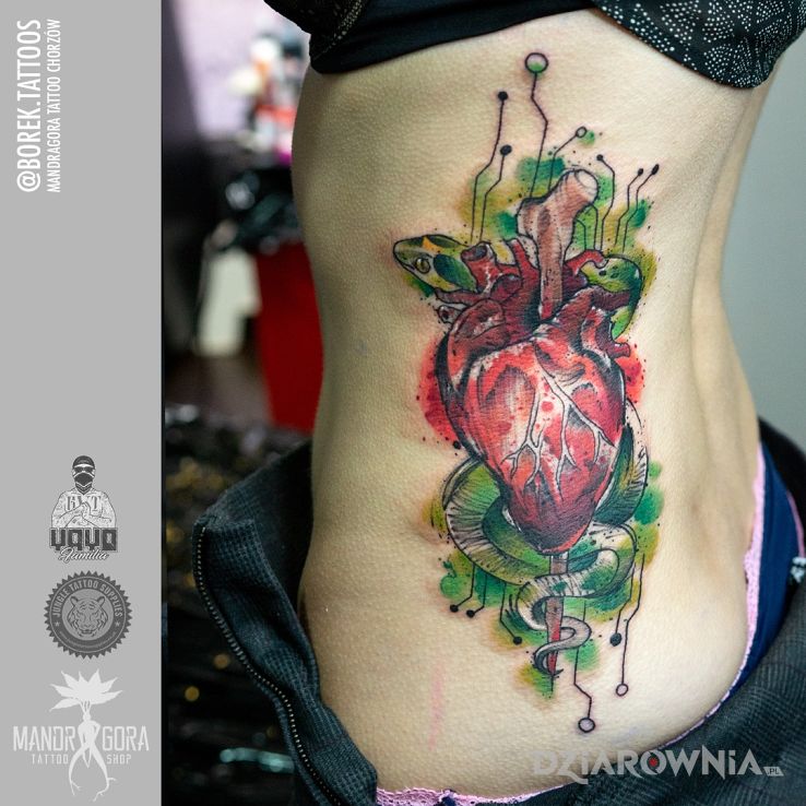 Tatuaż serce w motywie kolorowe i stylu watercolor na żebrach