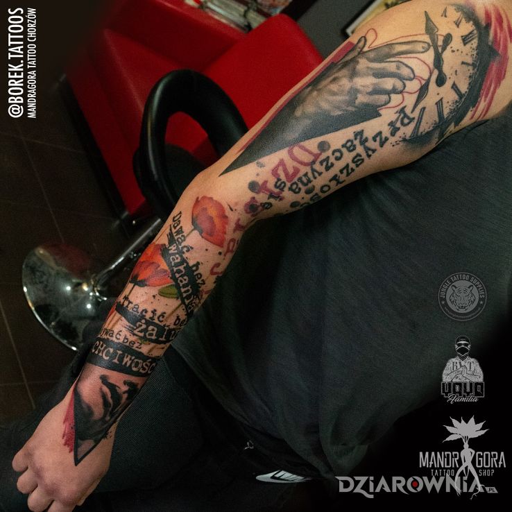 Tatuaż trashpolka w motywie rękawy i stylu trash polka na ramieniu
