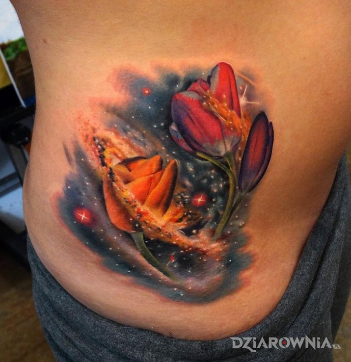 Tatuaż kosmiczne kwiaty w motywie kosmos na żebrach