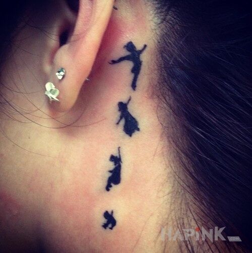 Tattoo Znajomi piotrusia pana in characters motif behind the ear