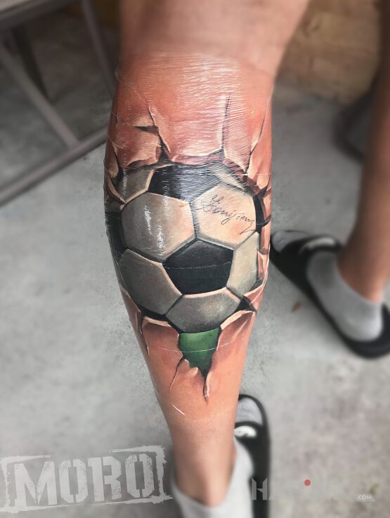 Tattoo Piłka, piłka nożna in 3D motif and realistic style on the calf