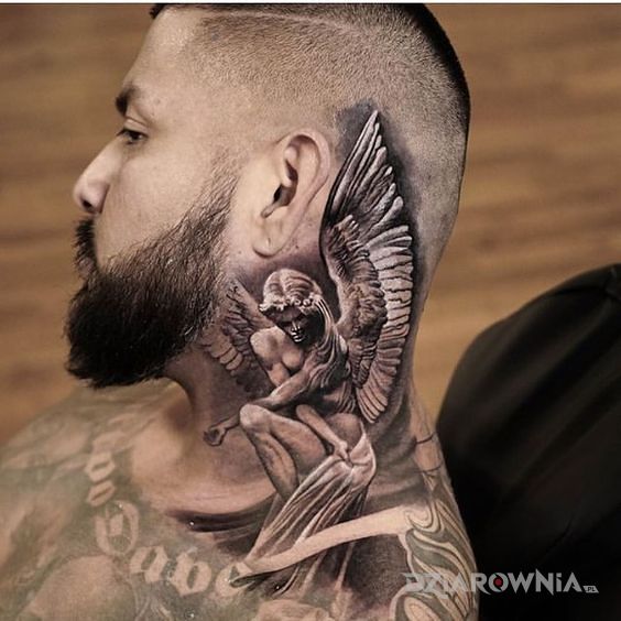 Tatuaż naszyjna anielica w motywie czarno-szare i stylu realistyczne na głowie