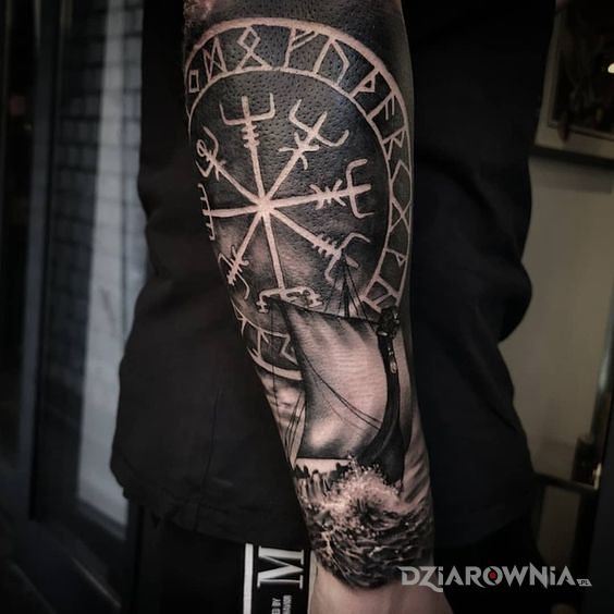 Tatuaż okręt wikingów w motywie czarno-szare i stylu realistyczne na przedramieniu