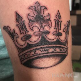 Tattoo Crown on the upper arm motif: objects