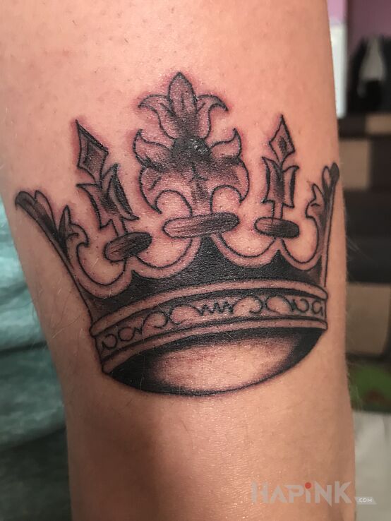 Tattoo Korona in objects motif on the upper arm