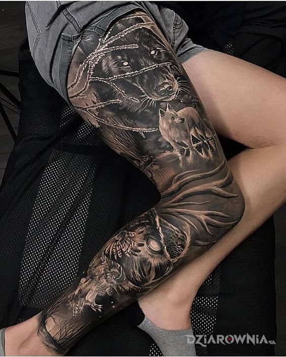 Tatuaż wolf pack w motywie czarno-szare i stylu realistyczne na nodze