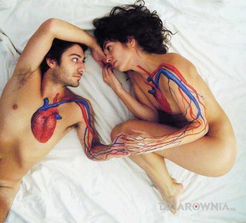 Tatuaż serca dwa w motywie miłosne na klatce