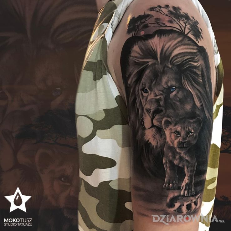 Tatuaż dwa lwy w motywie czarno-szare i stylu realistyczne na ramieniu