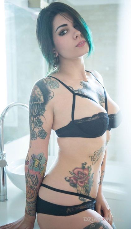 Tatuaż wytatuowane dziewcze w motywie seksowne i stylu newschool na brzuchu