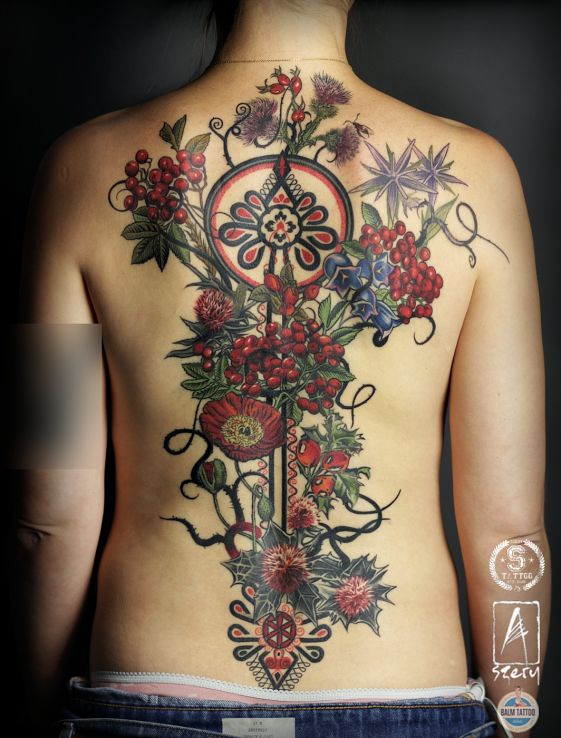 Tatuaż kwiaty z parzenicami w motywie kwiaty i stylu realistyczne na plecach