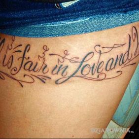 Tatuaż All is fair in Love and War na nodze motyw: napisy