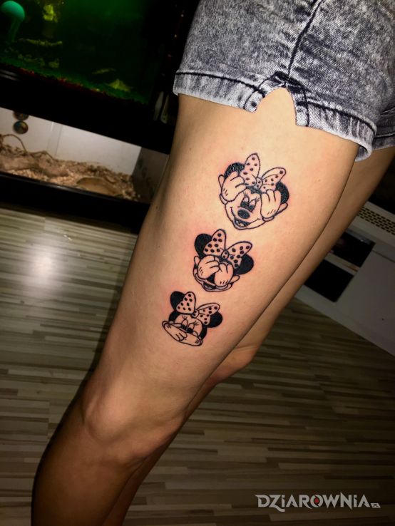 Tatuaż miki z przekazem w motywie czarno-szare i stylu graficzne / ilustracyjne na nodze