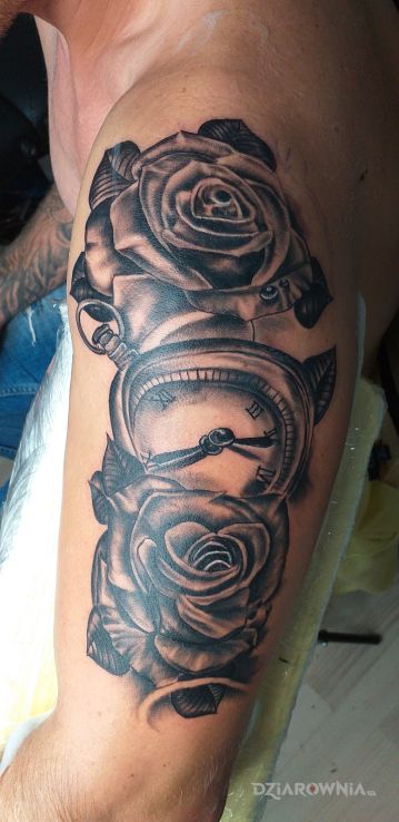 Tatuaż czas i róże w motywie kwiaty i stylu realistyczne na ramieniu