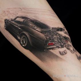 Tatuaż Pędzący samochód na bicepsie motyw: motoryzacja styl: realistyczne