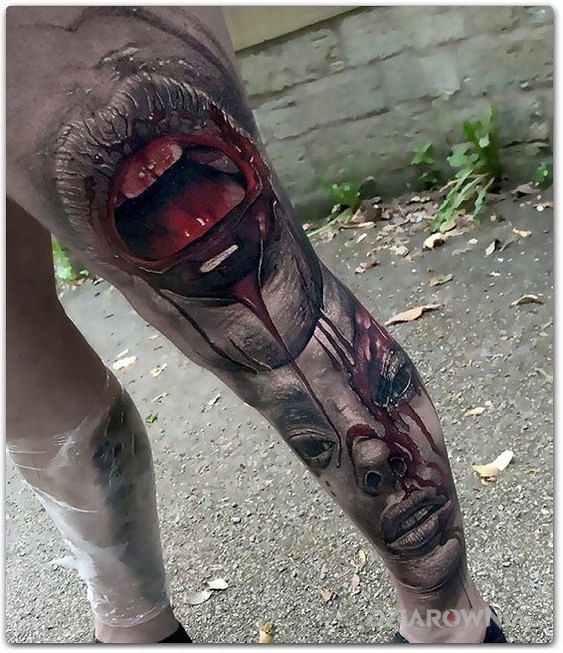 Tatuaż zakrwawione usta w motywie mroczne i stylu realistyczne na łydce