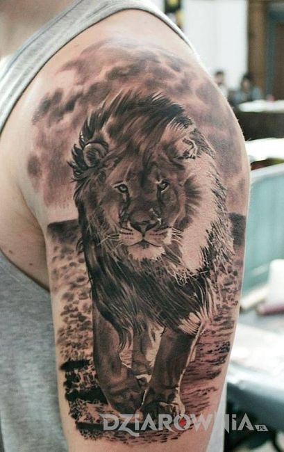 Realistyczny tatuaż idącego lwa na męskim ramieniu