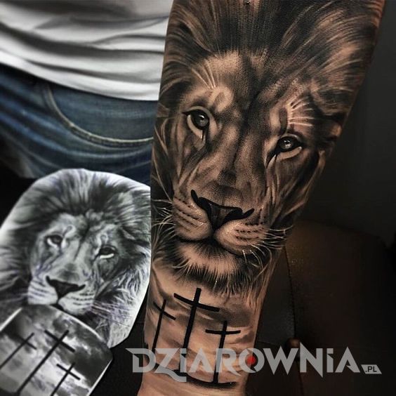 Realistyczny tatuaż lwa z krzyżami na przedramieniu mężczyzny