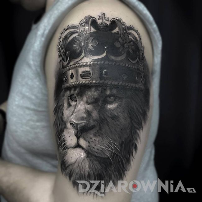 Realistyczny atuaż lwa w koronie na ramieniu u mężczyzny