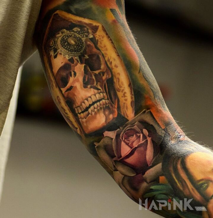 Tattoo Konkretna czaszka in skulls motif on the upper arm