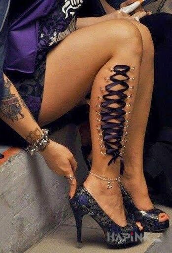 Tattoo Wstążeczka in 3D motif on the leg