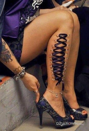 Tatuaż wstążeczka w motywie 3D na nodze