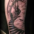 Wycena tatuażu - Cena tatuażu na przedramieniu schody z zegarem