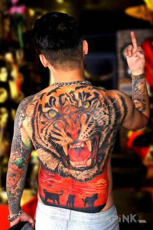 Tattoo Rozgniewany tygrys in colorful motif and realistic style on the back