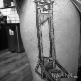Tattoo Guillotine on the leg motif: other
