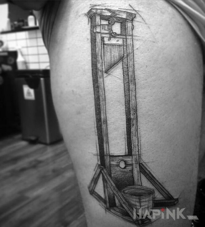 Tattoo Gilotyna in other motif on the leg