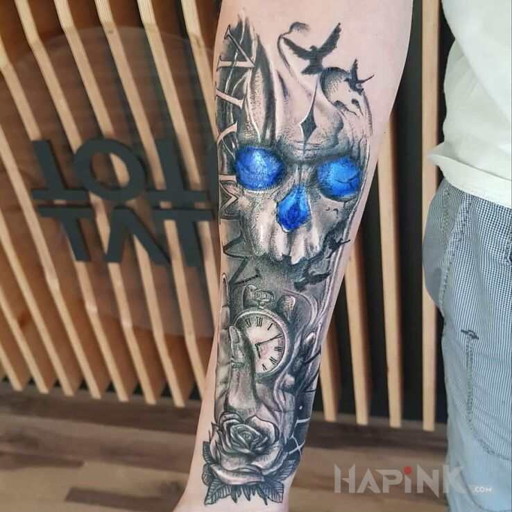 Tattoo Czaszka Róża dłoń zegar ptaki daty in objects motif and realistic style on the forearm