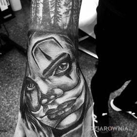 Tatuaż Kobieta Klaun na dłoni motyw: czarno-szare styl: chicano