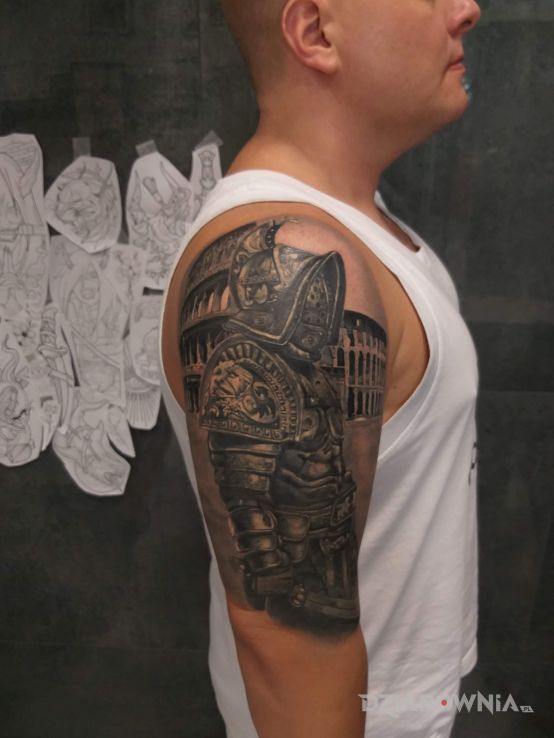 Tatuaż cover w motywie postacie i stylu realistyczne na ramieniu