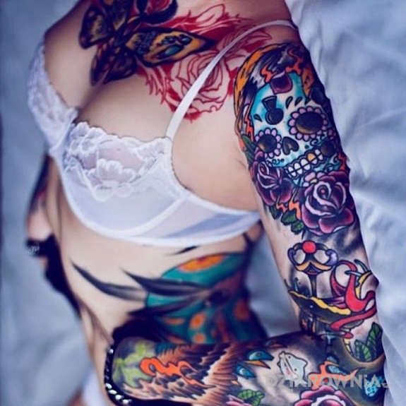 Tatuaż wytatuowana laseczka w motywie seksowne na klatce