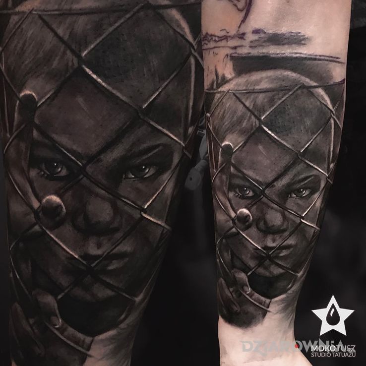 Tatuaż portret w motywie 3D i stylu realistyczne na przedramieniu