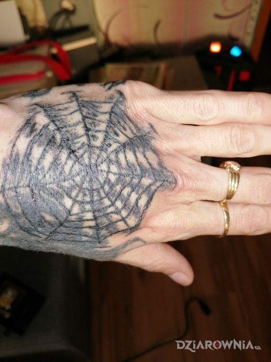 Tatuaż pajęczyna w motywie czarno-szare i stylu graficzne / ilustracyjne na dłoni