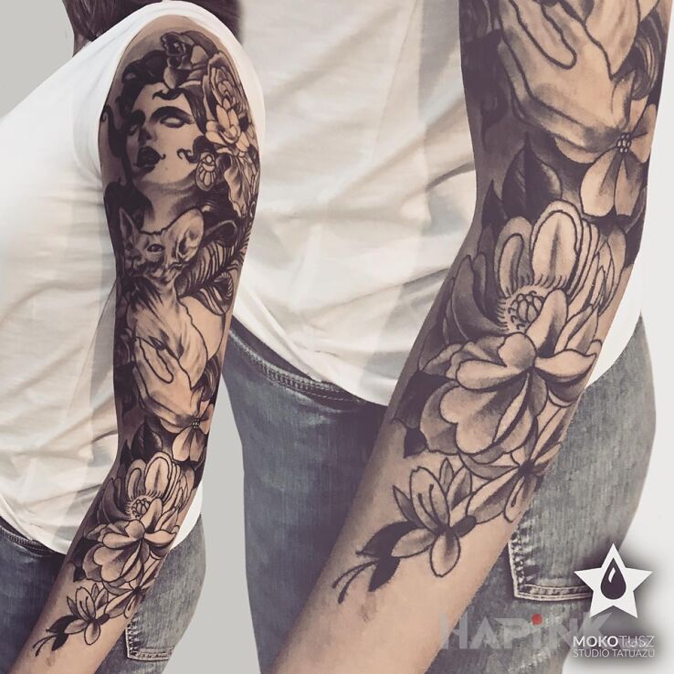 Tattoo A damski, a rękaw :) in flowers motif and graphic / illustrative style on the upper arm