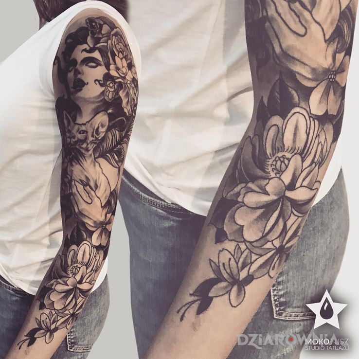 Tatuaż a damski a rękaw w motywie czarno-szare i stylu graficzne / ilustracyjne na przedramieniu