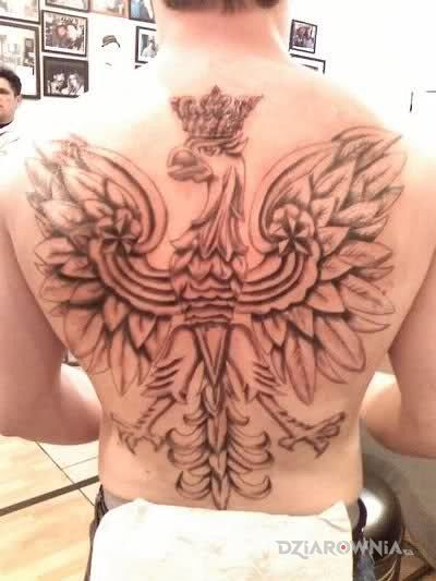 Tatuaż orzeł w koronie w motywie patriotyczne na plecach