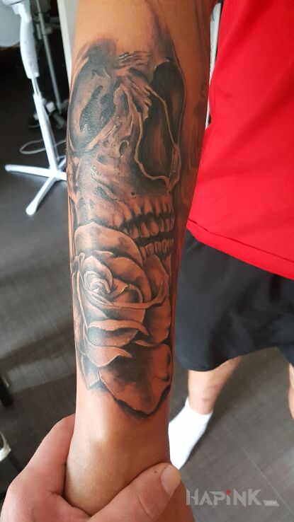 Tattoo Czaszka z roza in skulls motif and realistic style on the forearm