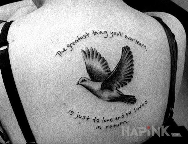 Tattoo Napis na plecach i gołąb in lettering motif on the back