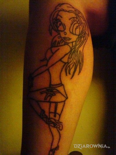 Tatuaż nieperfekcyjnie wykonana laleczka w motywie postacie na nodze