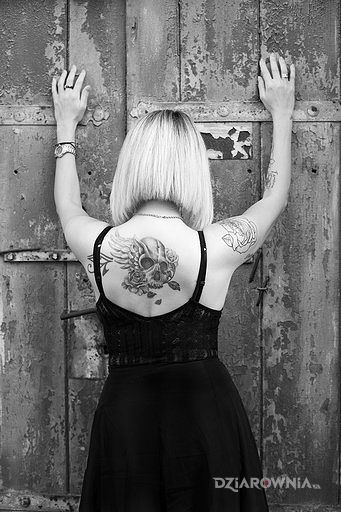 Tatuaż ponadczasowy w motywie kwiaty i stylu graficzne / ilustracyjne na plecach