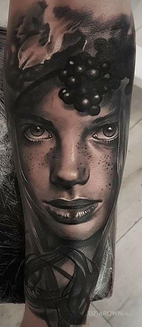 Tatuaż driada nimfa leśna w motywie twarze i stylu realistyczne na przedramieniu