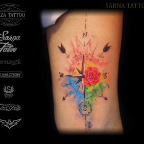 Tattoo Wind rose on the upper arm motif: colorful style: Watercolor