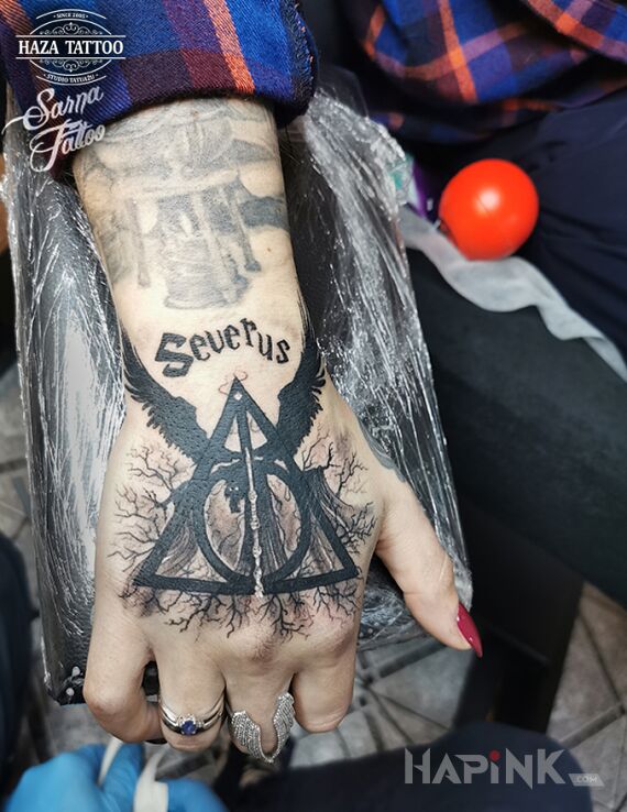 Tattoo Harry Potter, insygnia śmierci, Severus in lettering motif and graphic / illustrative style on the hand