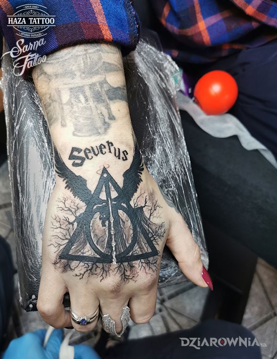 Tatuaż harry potter insygnia śmierci severus w motywie demony i stylu graficzne / ilustracyjne na dłoni