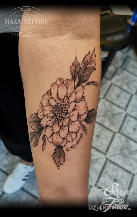 Tatuaż kwiaty w motywie kwiaty i stylu graficzne / ilustracyjne na przedramieniu