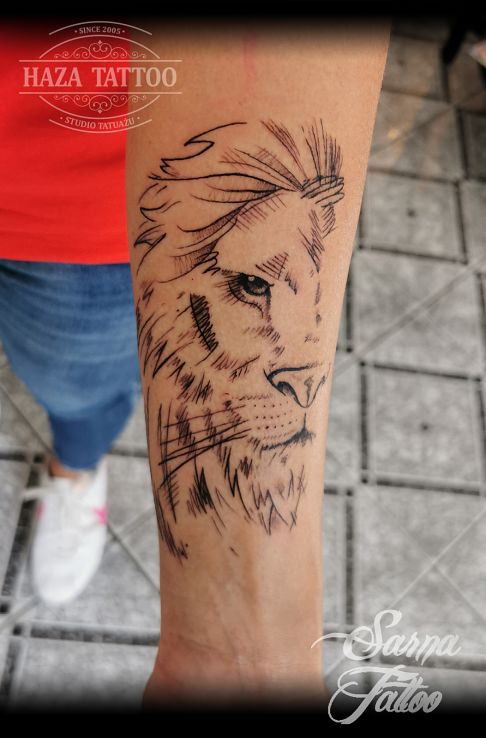 Tatuaż lew w motywie zwierzęta i stylu kontury / linework na przedramieniu