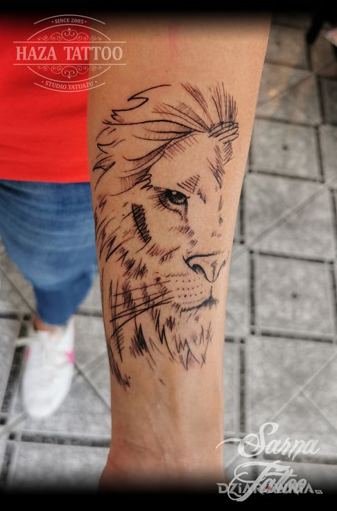 Tatuaż lew w motywie zwierzęta i stylu kontury / linework na przedramieniu