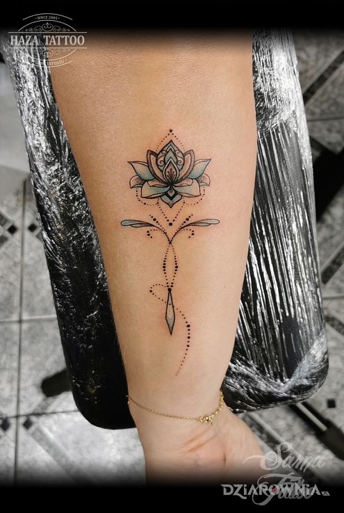 Tatuaż kwiat w motywie ornamenty i stylu graficzne / ilustracyjne na przedramieniu